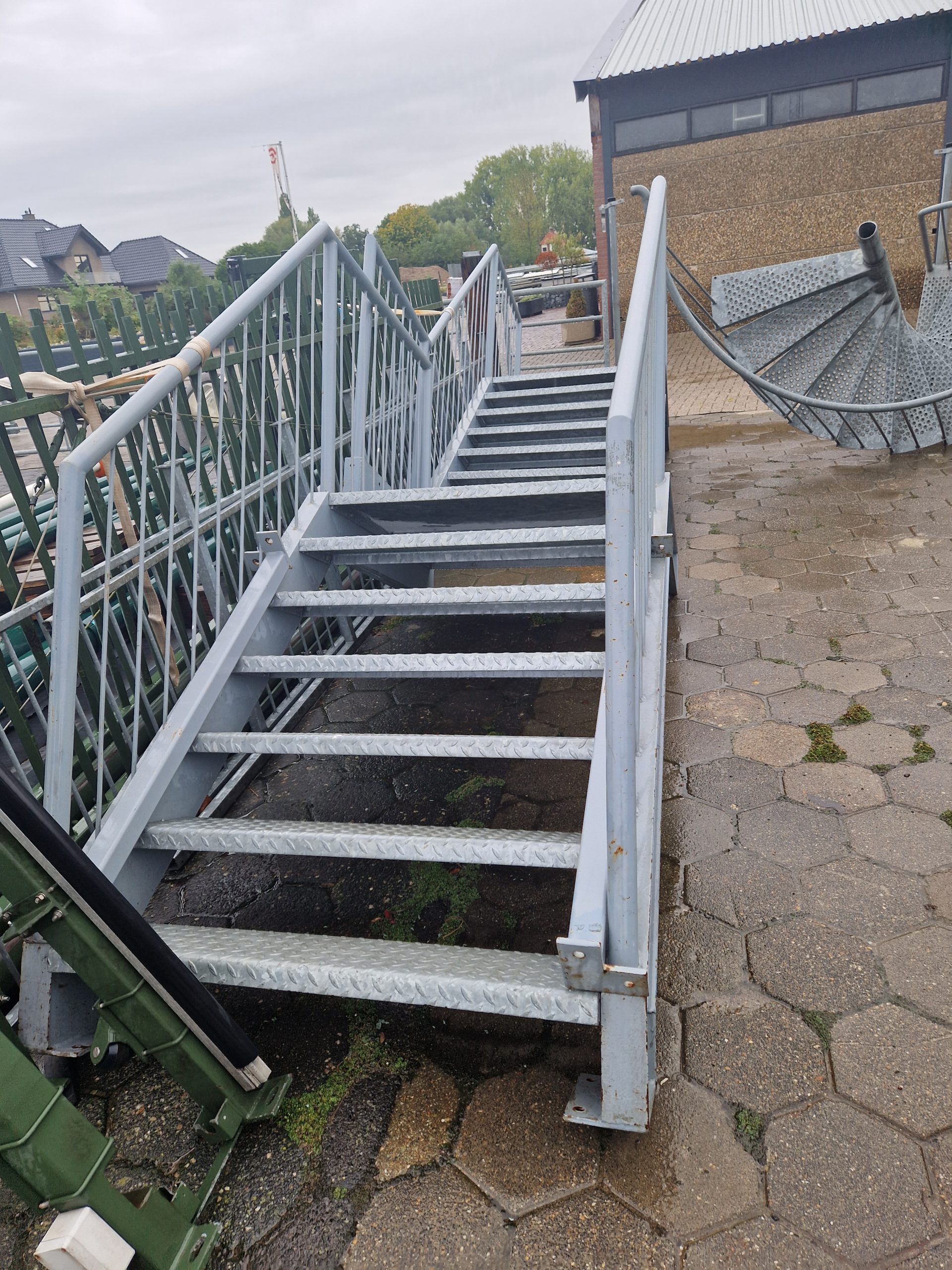 Gegalvaniseerde trappen met bordes