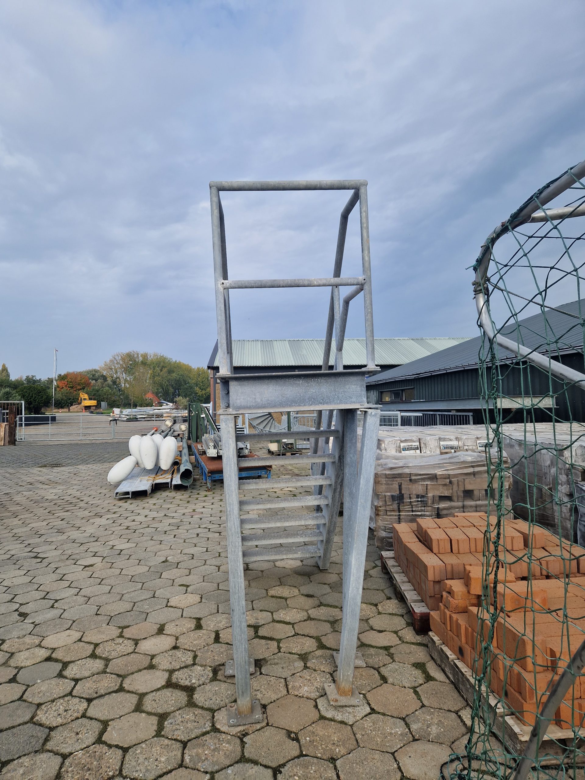 Gegalvaniseerde trappen met bordes