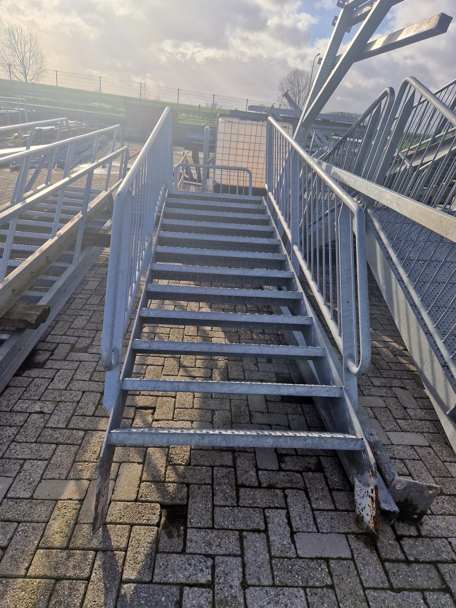 Gegalvaniseerde trappen met bordes