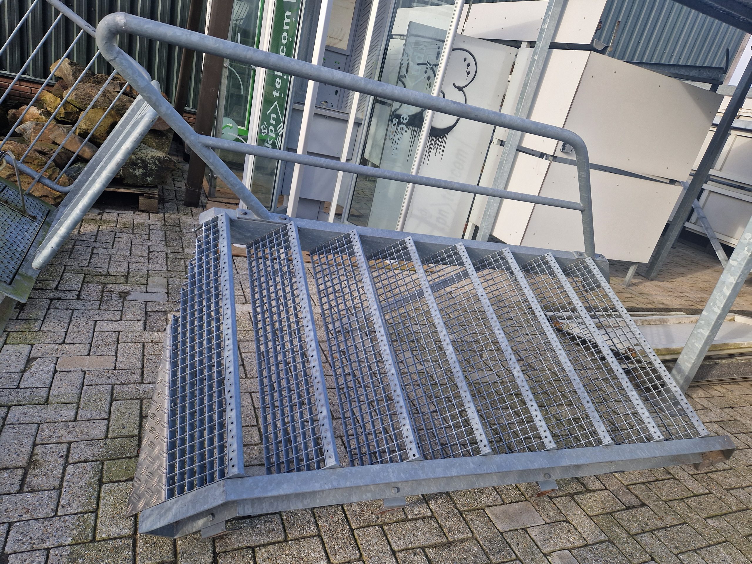 Gegalvaniseerde trappen met bordes