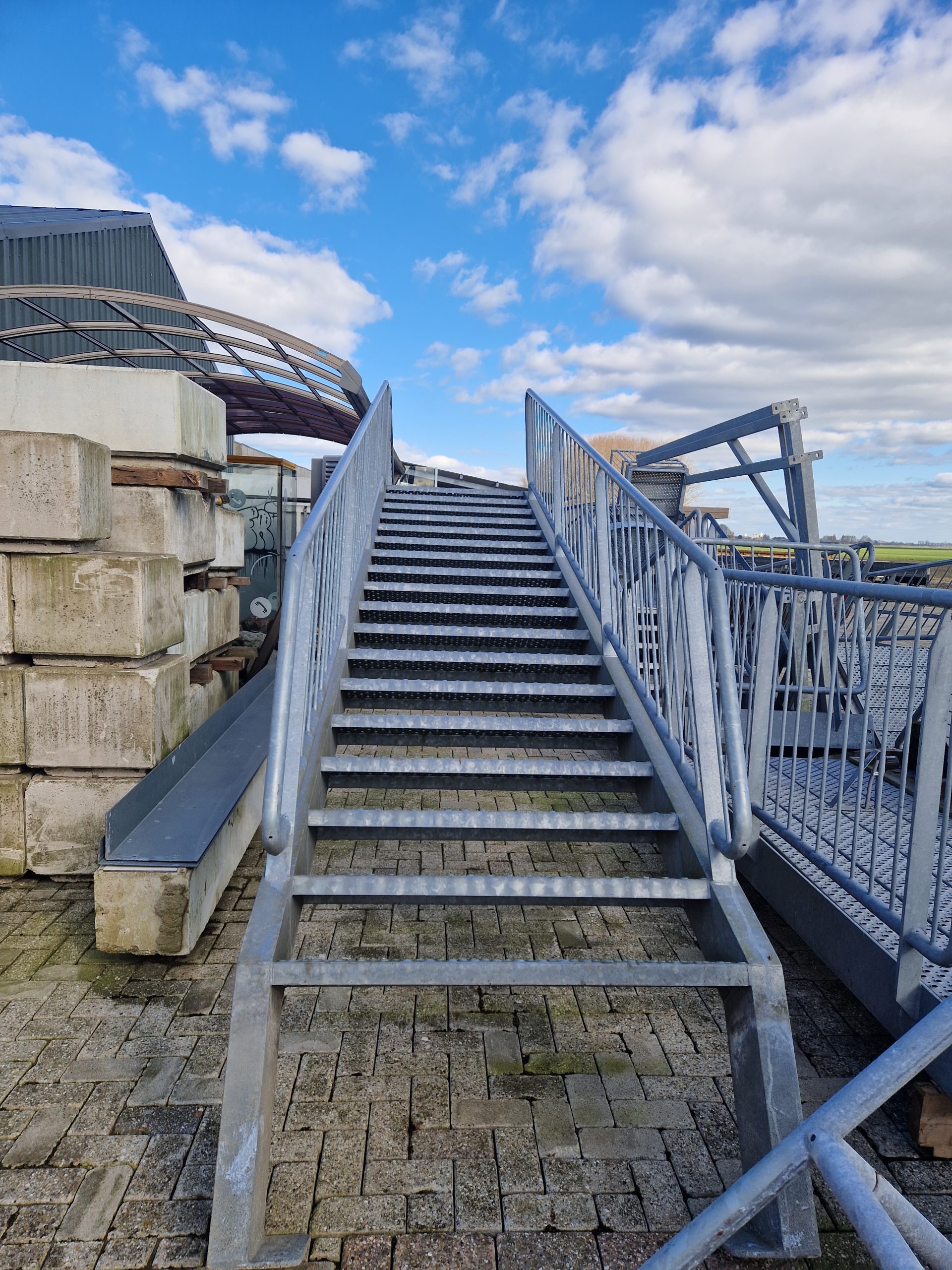 Gegalvaniseerde trappen met bordes