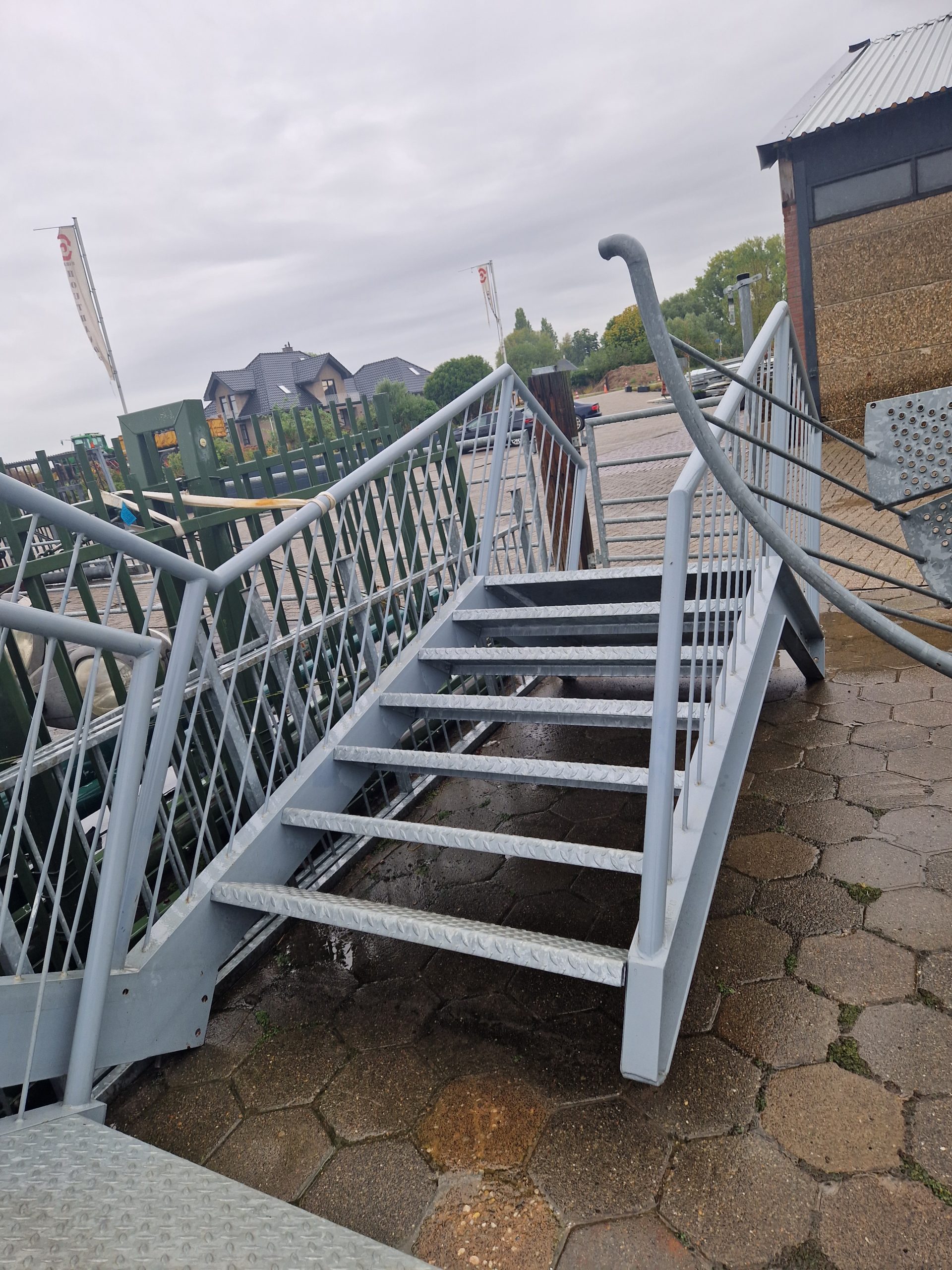 Gegalvaniseerde trappen met bordes