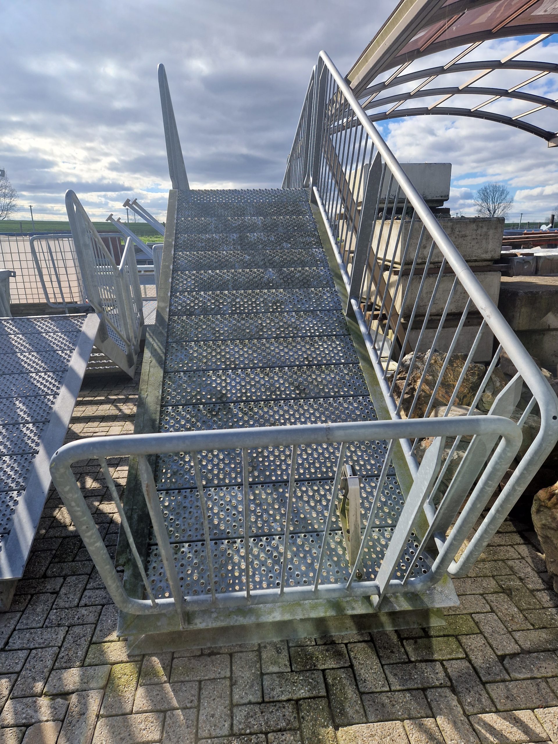 Gegalvaniseerde trappen met bordes