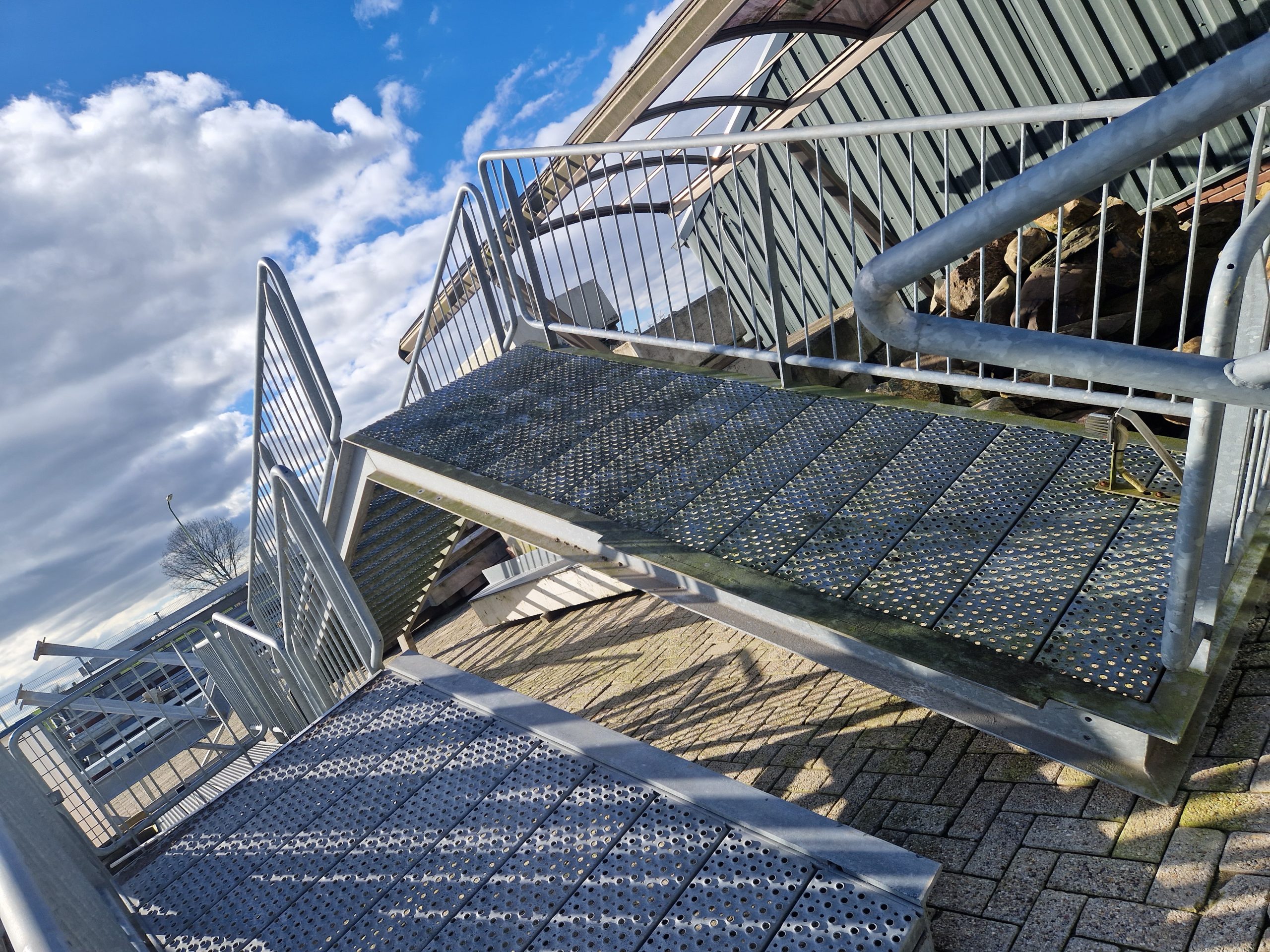 Gegalvaniseerde trappen met bordes