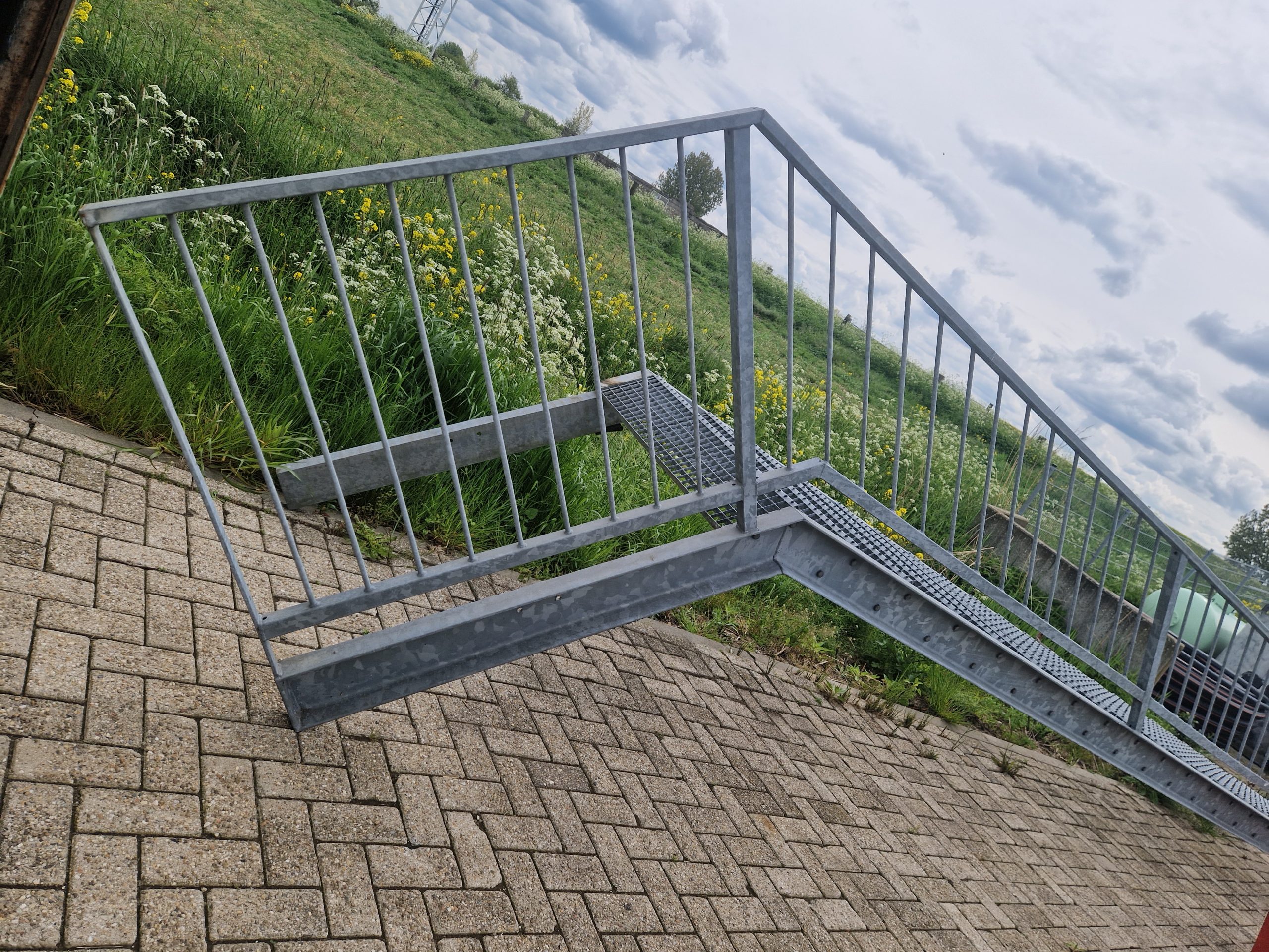 Gegalvaniseerde trappen met bordes