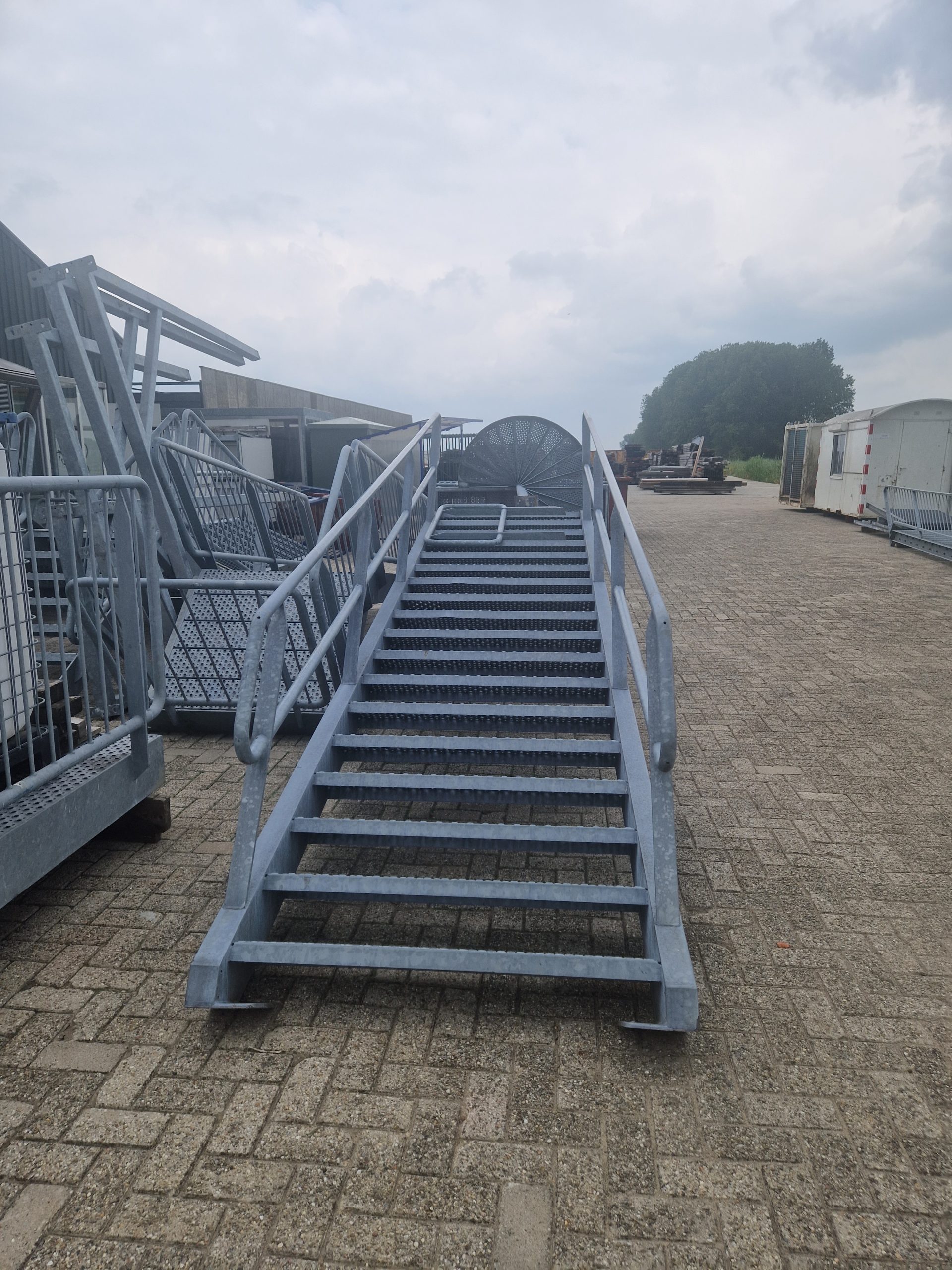 Gegalvaniseerde trappen met bordes