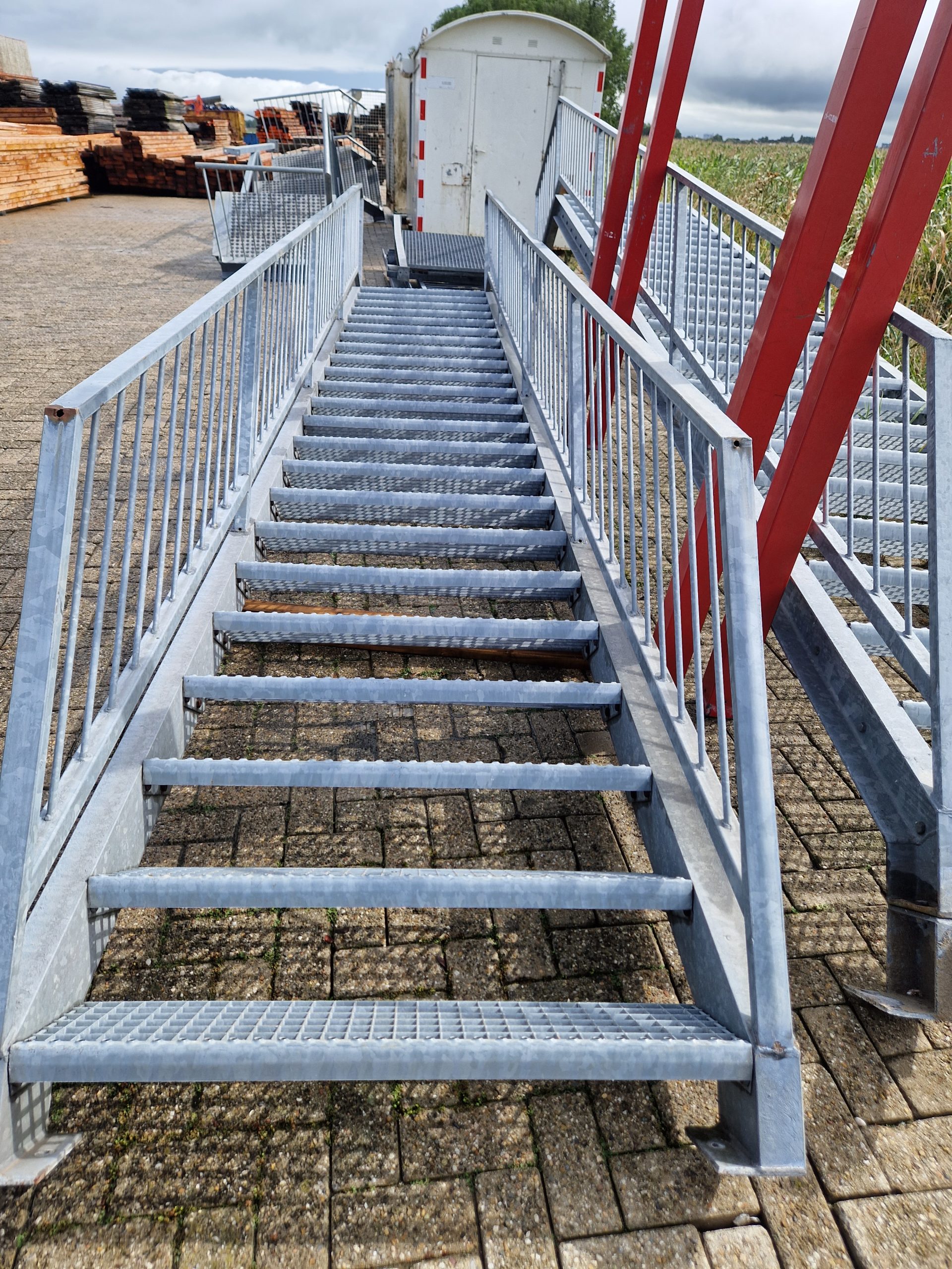 Gegalvaniseerde trappen met bordes