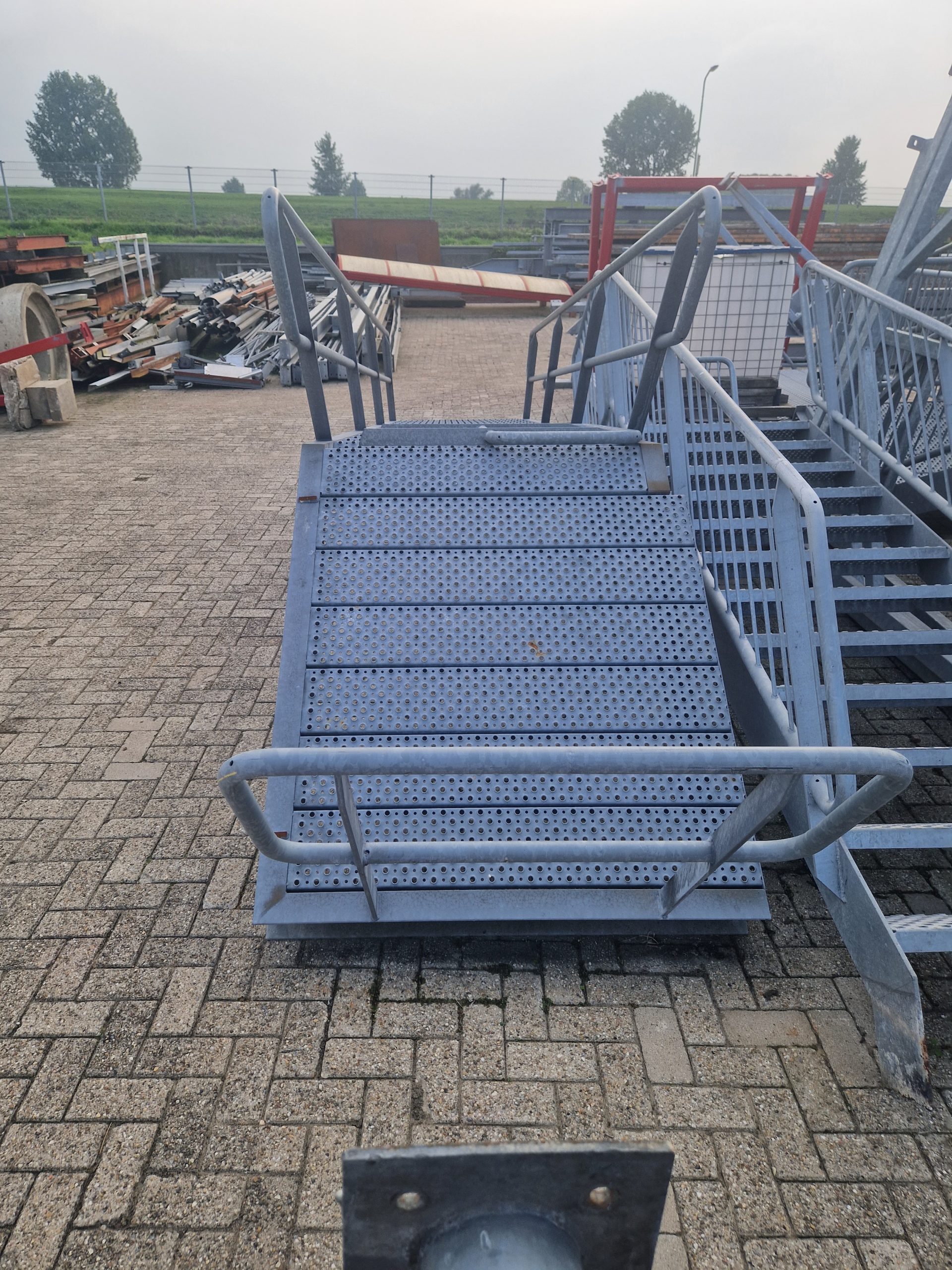 Gegalvaniseerde trappen met bordes