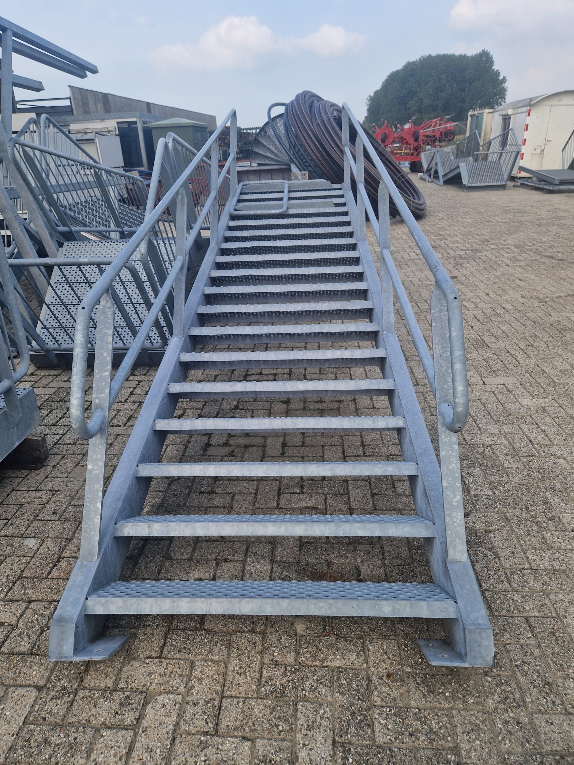 Gegalvaniseerde trappen met bordes