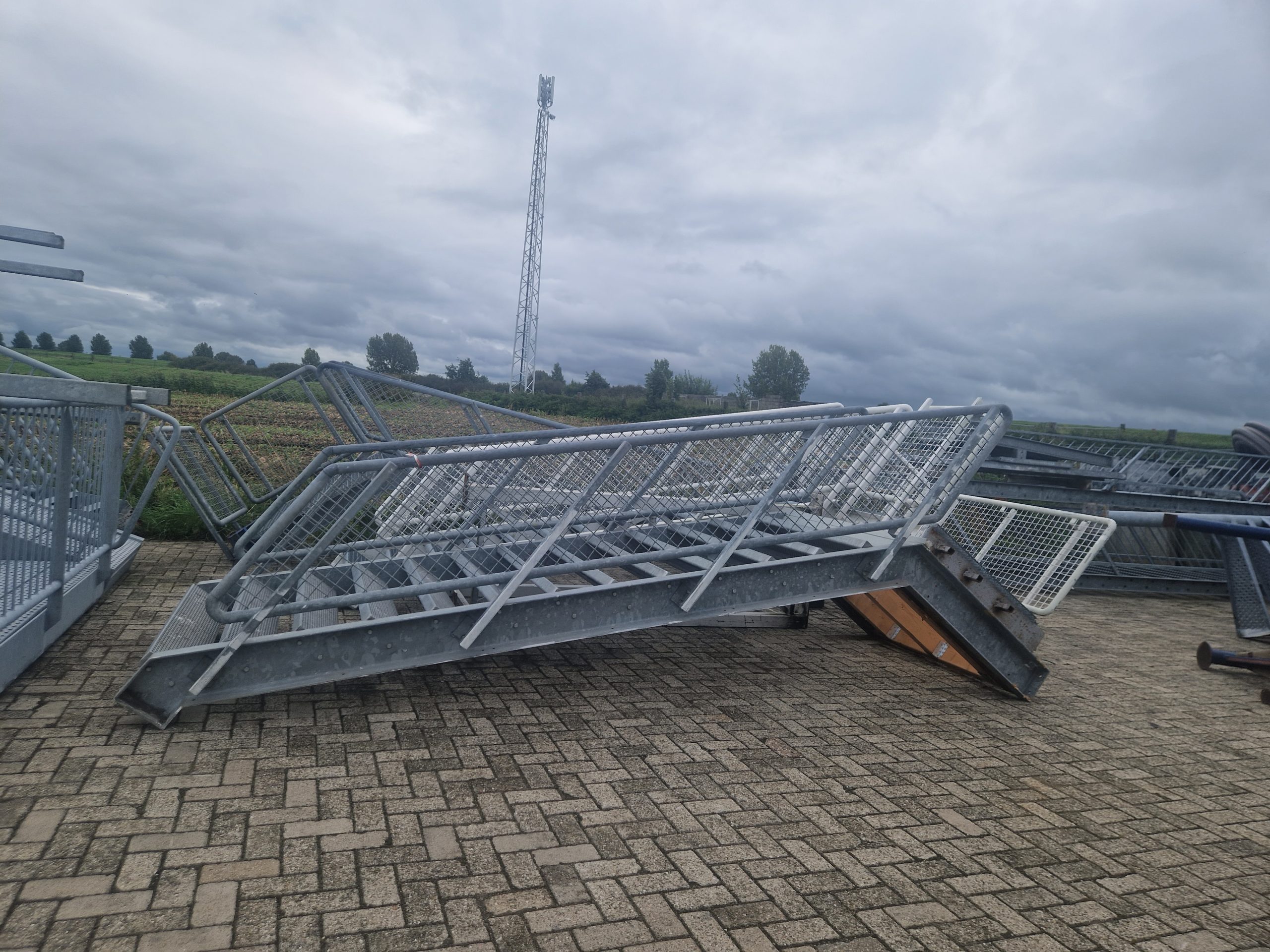 Gegalvaniseerde trappen met bordes