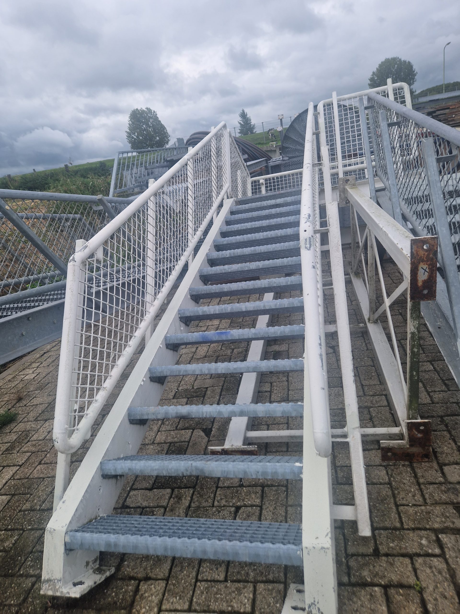 Gegalvaniseerde trappen met bordes