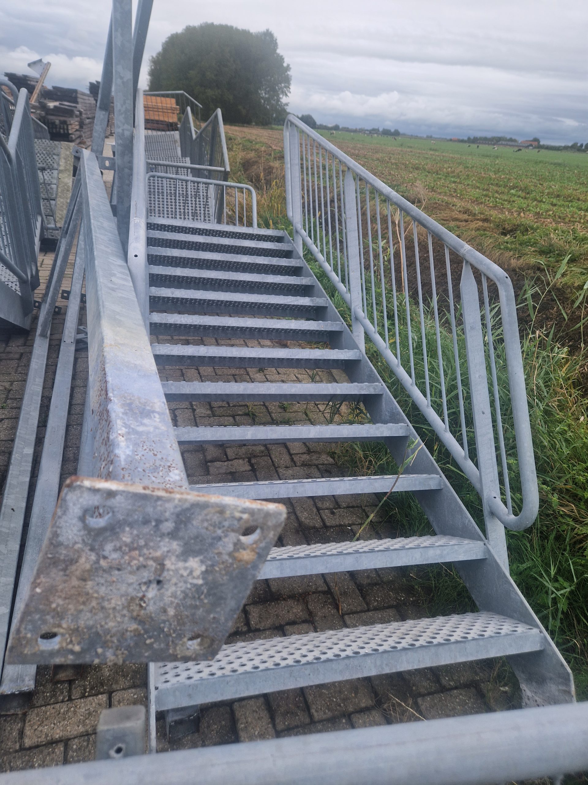 Gegalvaniseerde trappen met bordes