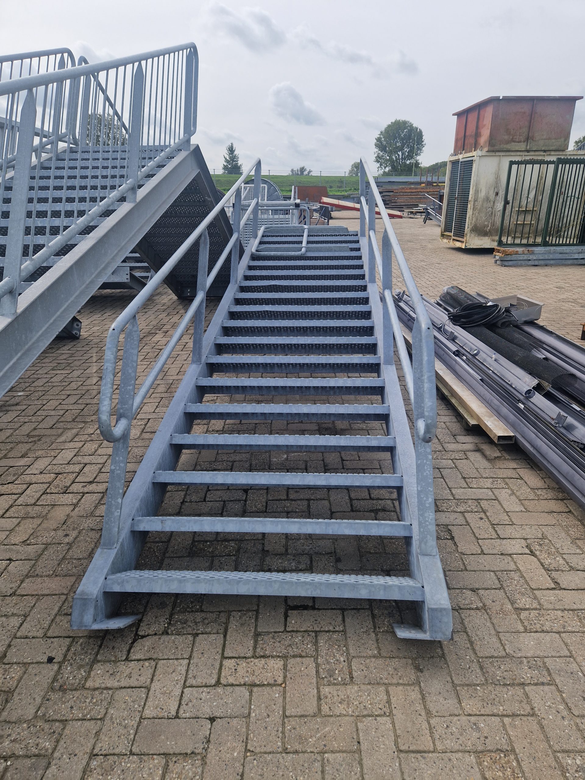 Gegalvaniseerde trappen met bordes