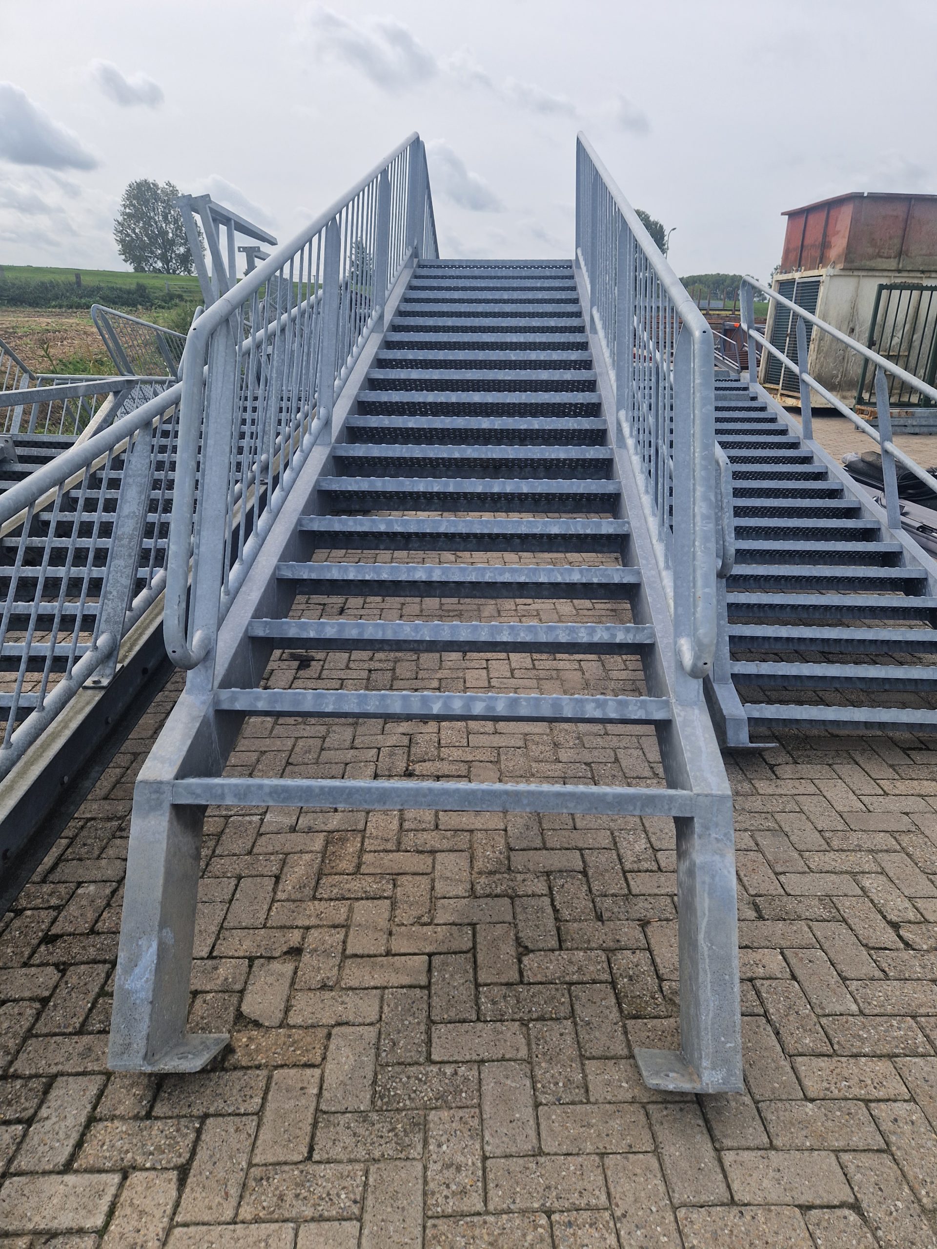 Gegalvaniseerde trappen met bordes