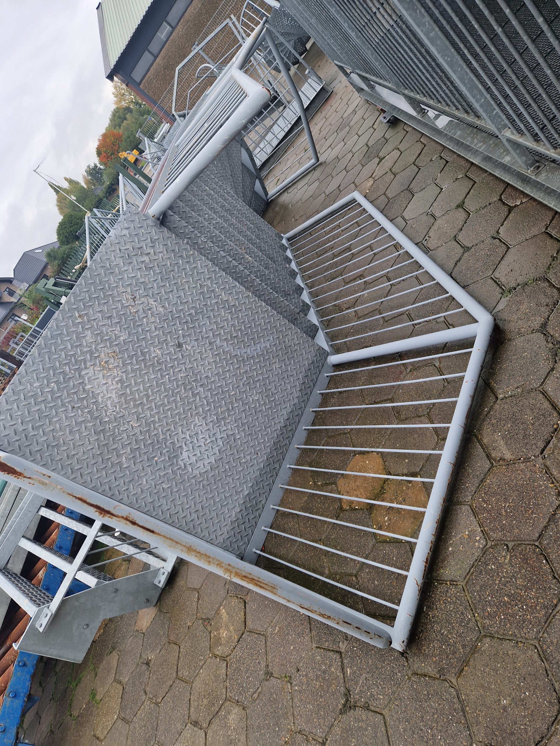 Gegalvaniseerde trappen met bordes