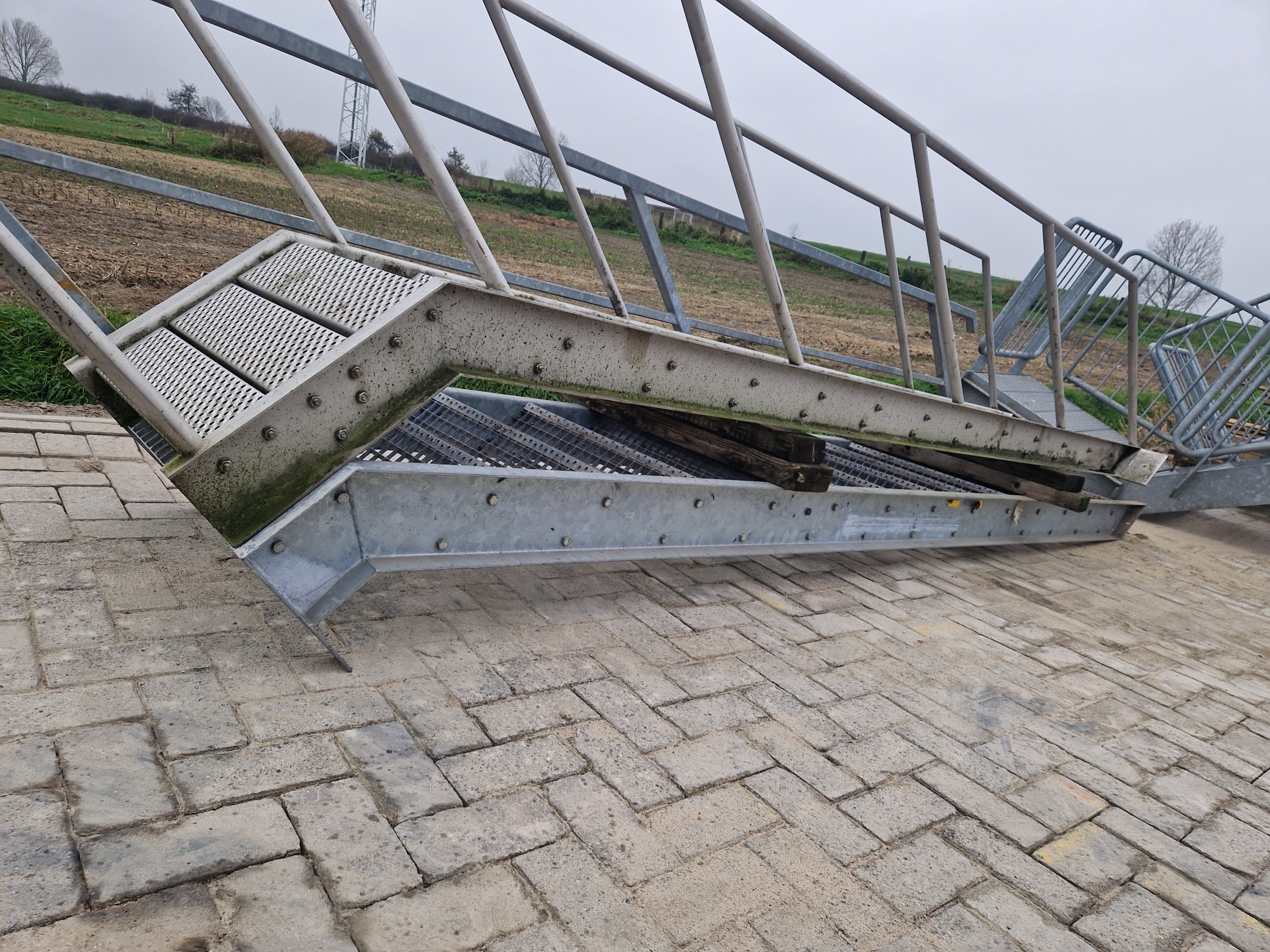 Gegalvaniseerde trappen met bordes